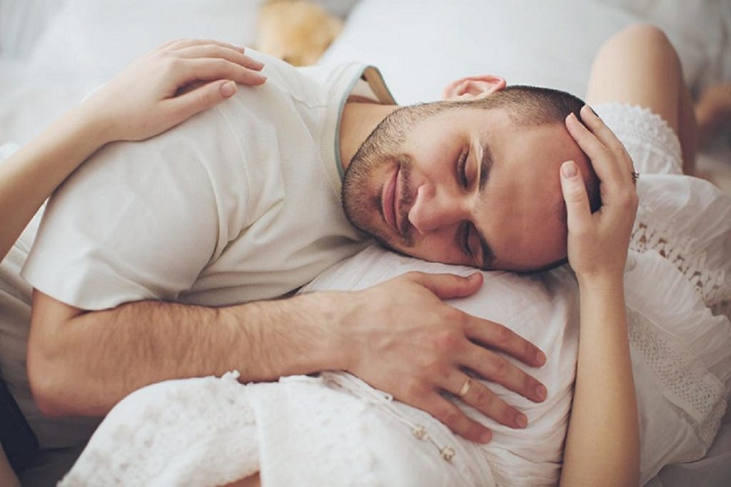 7 Manfaat Jika Suami Sering Mengelus Perut Istri Yang Sedang Hamil